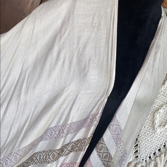 🌞 Beautiful Cream Open Shall Poncho - Picture 3 of 5